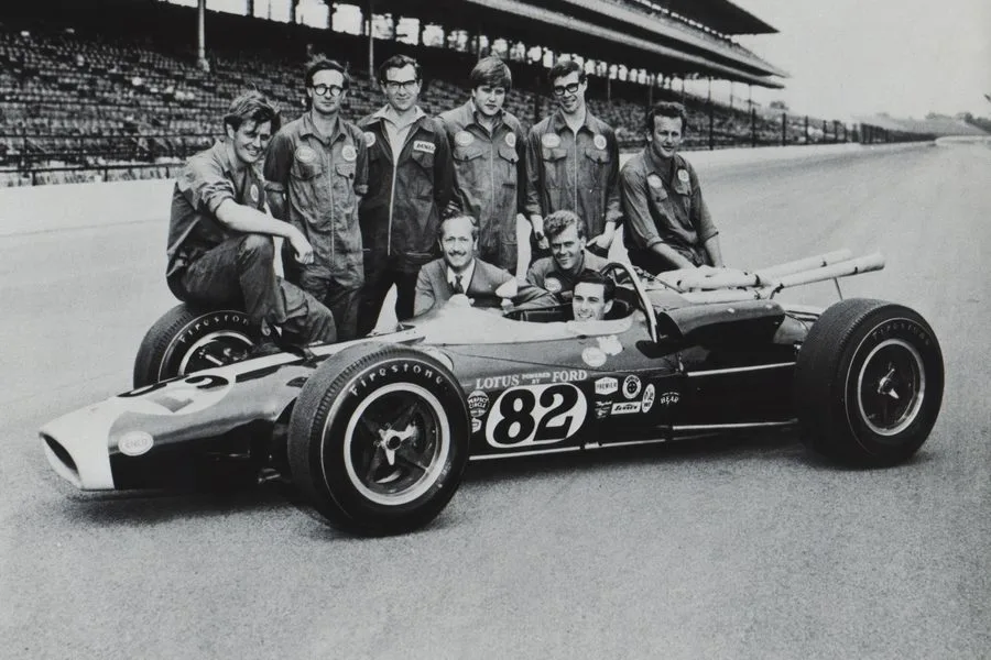 Lotus-Ford Type 38 z zespołem mechaników na torze Indianapolis, lata 60.