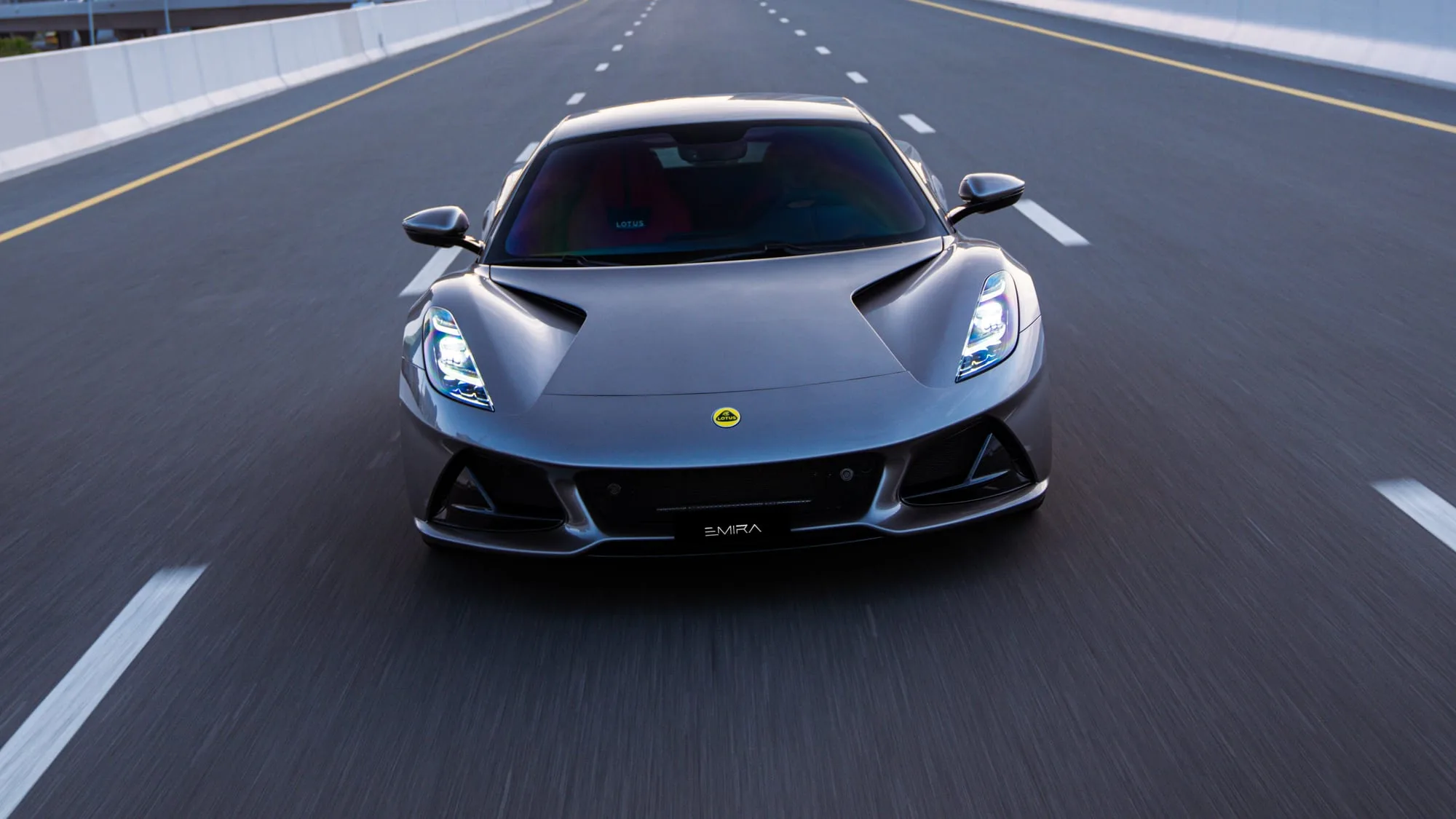 Lotus Emira — dwumiejscowe auto sportowe, ujęcie dynamiczne