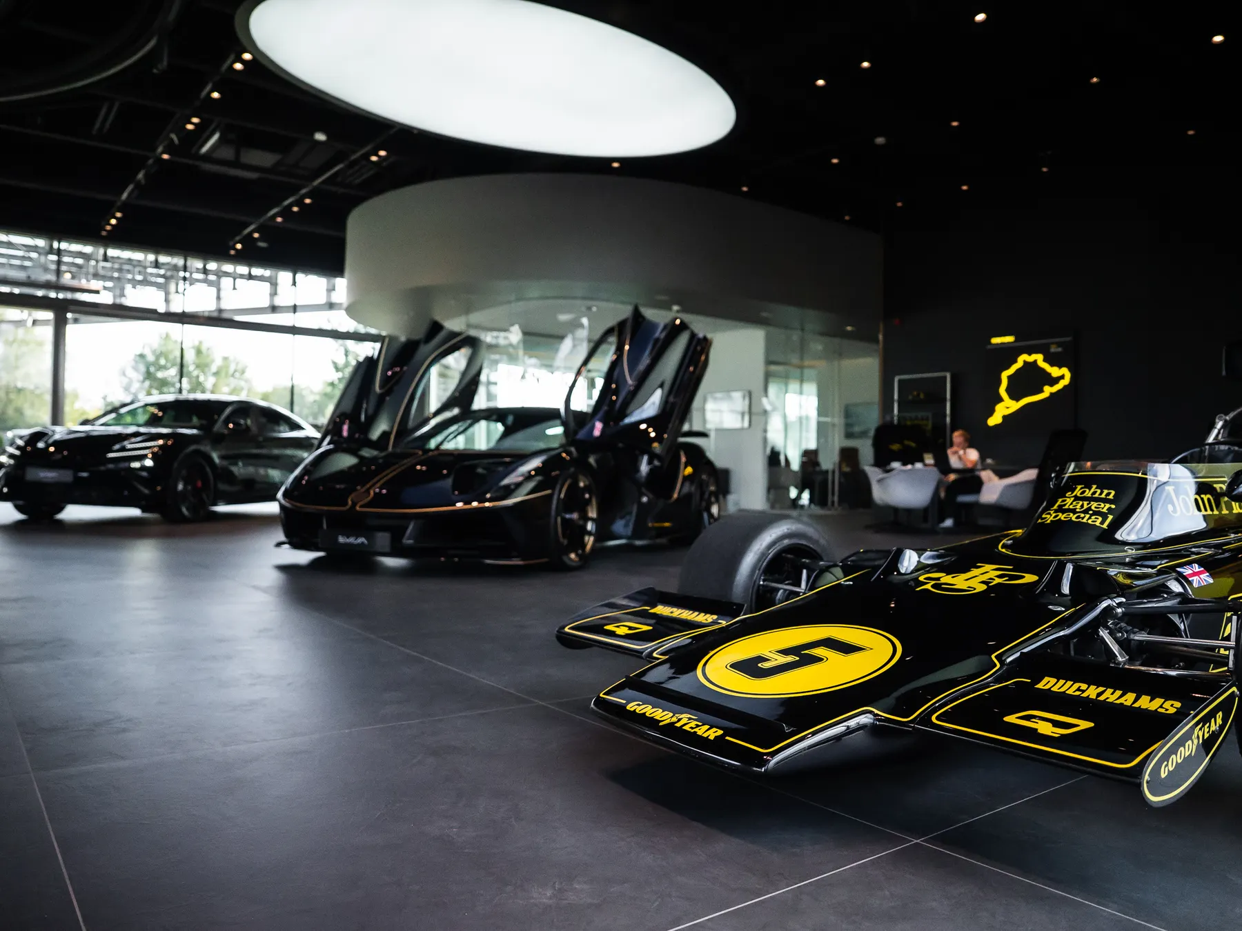 The Lotus Type 72 racing car and the Evija Fittipaldi with its doors open in the Lotus Warszawa showroom