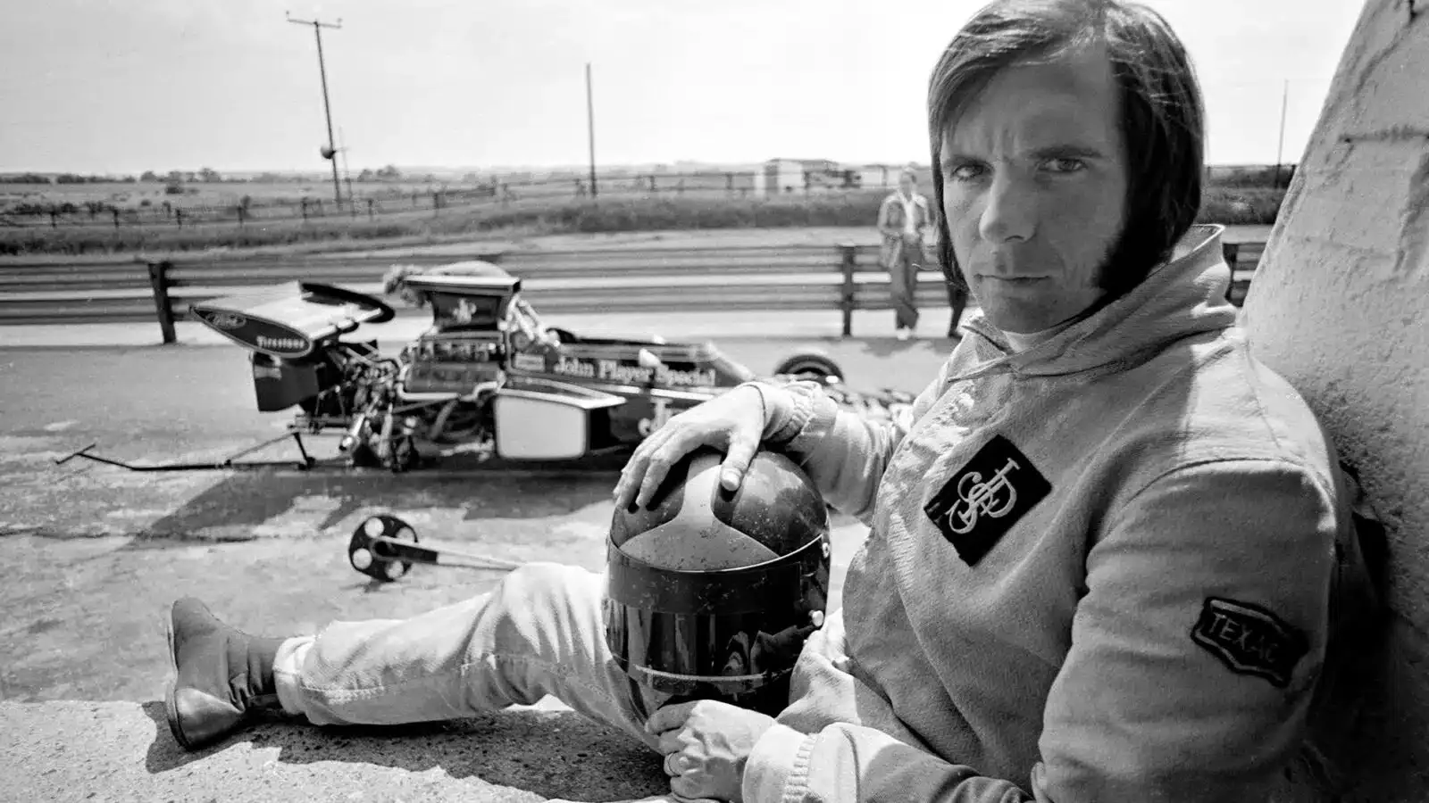Emerson Fittipaldi v kombinéze John Player Special vedľa Lotusu Type 72, 1972