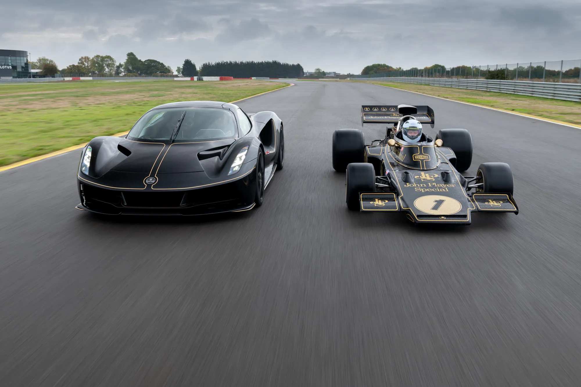 Lotus Evija Fittipaldi vedľa monopostu Formuly 1 Lotus Type 72 vo farbách John Player Special