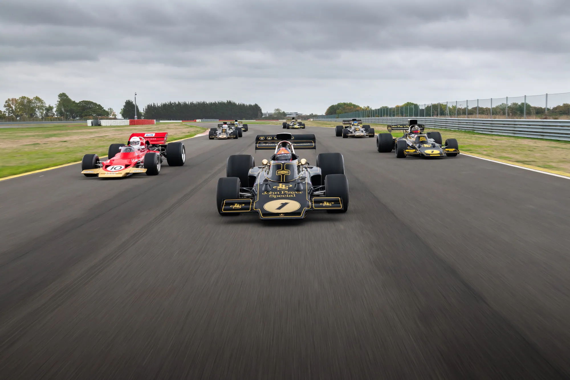 Flotila monopostov Lotus Type 72 na trati, na čele čierno-zlatý John Player Special č. 1