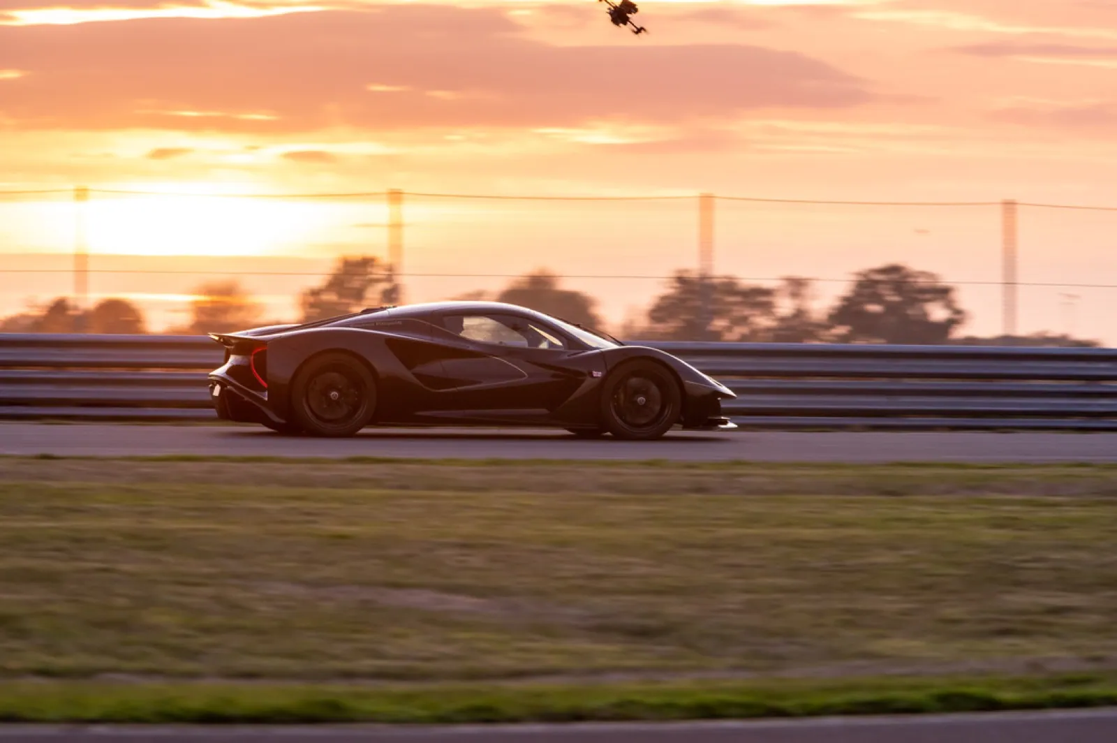 Lotus Evija Fittipaldi na trati pri západe slnka